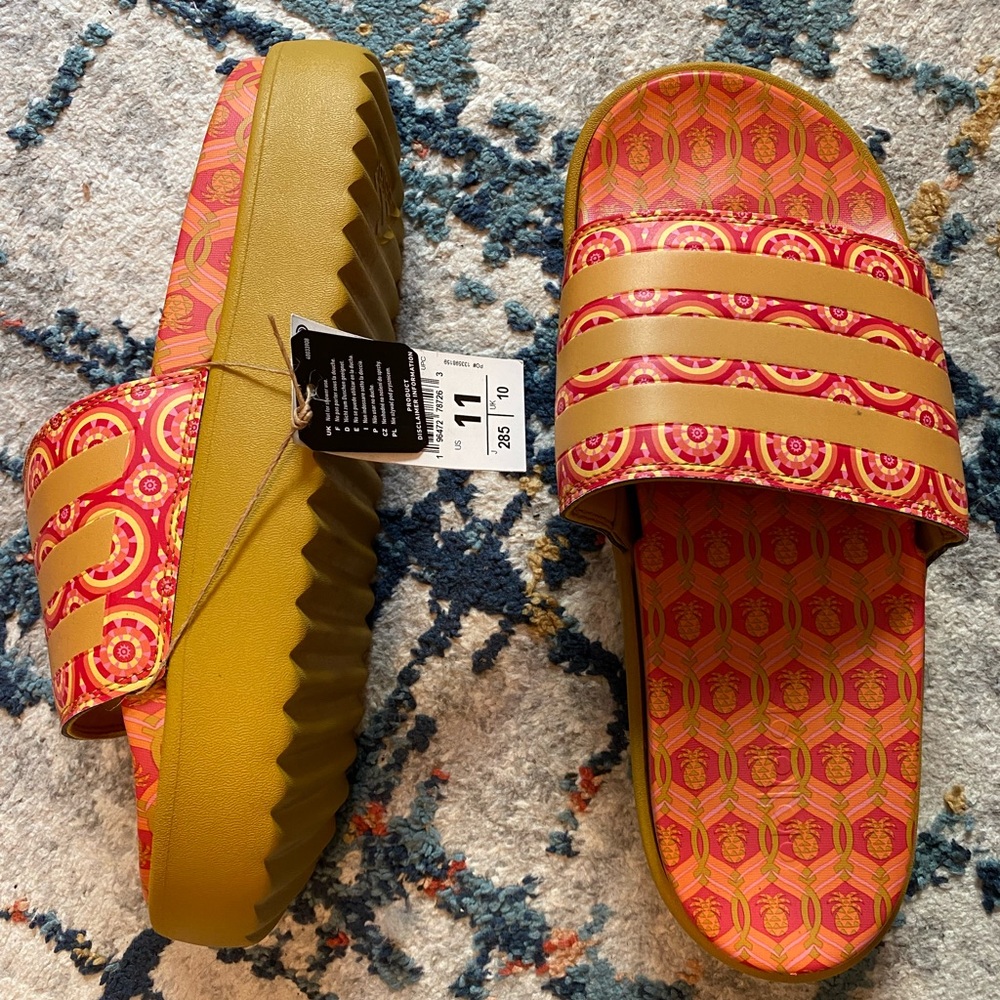 NWT- ADIDAS ADILETTE PLATFORM SLIDES